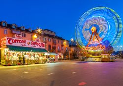 Il centro di Alba durante il Natale, Piemonte, Italia.  Le vie di Alba nel periodo dell'Avvento ospitano bancarelle di regali e dolciumi e giostre per i più piccoli - © ...