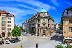 Il centro di Bayreuth (Germania) con una caratteristica casa ad angolo in estate - © Val Thoermer / Shutterstock.com