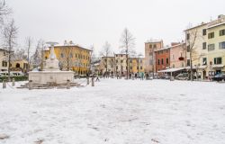 Il centro di Bientina dopo una nevicata, siamo in provincia di Pisa, Toscana