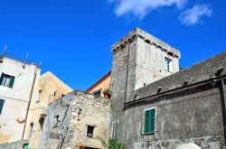 Il centro di Borgio Verezzi in Liguria. Il paese è diviso tra Borgio, situato sul mare e nel piano, e Verezzi, che sorge sul colle - © maudanrosetto / Shutterstock.com