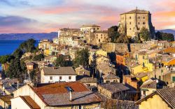 Il centro di Capodimonte, la cittadina su di un promontorio sul lago di Bolsena in provincia di Viterbo - © leoks / Shutterstock.com