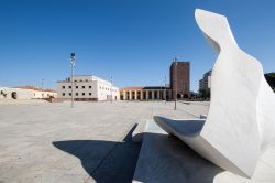 Il centro di Carbonia con architetture Razionaliste  - ©  Alessandro Cabras, CC BY-SA 4.0, Wikipedia