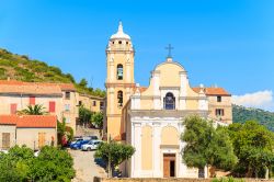 Il centro di Cargese, costa occidentale della Corsica