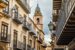 Il centro di Castelbuono e il campanile della Chiesa Sconsacrata Del Santissimo Crocifisso