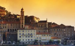 Il centro di Cervione, magnifico borgo del dito della Corsica, sul versante orientale a nord di Bastia