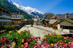 Il centro di Chamonix in estate con le cime dei monti innevati sullo sfondo, Francia.

