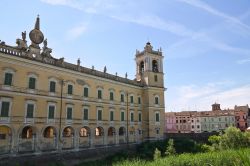 Il centro di Colorno con la Reggia e le case ...