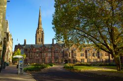 Il centro di Coventry: in primo piano la Council House, sullo sfondo la Cattedrale