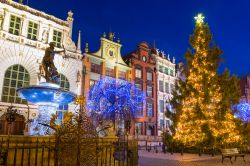 Il centro di Danzica durante il colorato Natale in Polonia: ecco le luminarie della piazza centrale della città - © Patryk Kosmider / Shutterstock.com