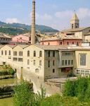 il centro di Fermignano nelle Marche. Alcuni edifici industriali ci ricordano che nel secolo scorso qui prosperavano una cartiera ed un lanificio - © LianeM / Shutterstock.com