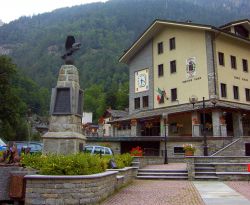Il centro di Gaby in Valle d'Aosta: piazza e municipio - © Lutooth - Wikipedia