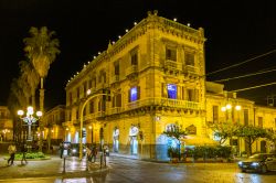 Il centro di Giarre fotografato di notte, siamo sulla costa est della Sicilia - © Salvador Aznar / Shutterstock.com