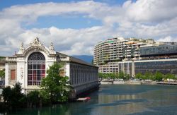 Il centro di Ginevra, Svizzera. A fare da cornice a questo gioiello svizzero è l'insenatura in cui il Rodano lascia il lago Lemano