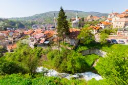 Il centro di Jajce con i minareti delle moschee, Bosnia e Erzegovina.

