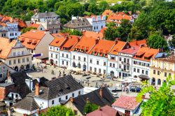 Il centro di Kazimierz Dolny, in Polonia, fotografato dall'alto. Sulla piazza principale si affacciano alcuni dei suoi edifici più eleganti e antichi.
