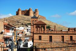 Il centro di La Calahorra e il castello sulla collina. Siamo in Andalusia, nel sud della Spagna, alle pendici della Sierra Nevada - © Arena Photo UK / Shutterstock.com 