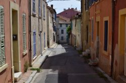 Il centro di La Seyne-sur-Mer con un tipico vicoletto, Provenza, Francia - © drobacphoto / Shutterstock.com