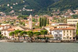 Il centro di Lenno e la chiesa di Santo Stefano, fotografati da una barca sul Lago di Como (Lombardia) - © gnoparus / Shutterstock.com