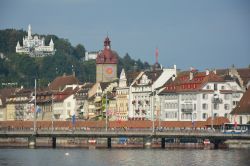 Il centro di Lucerna fotografato dal lago, Svizzera. Grazie alla sua posizione sulle rive nord occidentali del lago dei Quattro Cantoni, è da secoli una prestigiosa meta turistica.
