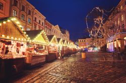 Il centro di Lviv by night durante il Natale, Ucraina. Le bancarelle in legno con prodotti artigianali e souvenir, illuminate dalle luminarie, sono un classico del periodo dell'Avvento.

 ...