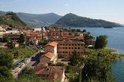 Il centro di Marone e il profilo di Monte Isola sul Lago d'Iseo - © Pro Loco di Marone