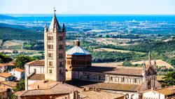 Il centro di Massa Marittima e in lontananza la costa della Toscana