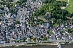 Il centro di Montrichard, Indre-et-Loire (Francia), visto dall'aereo.

