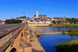 Il centro di Nevers (Francia) visto da una sponda del fiume Loira.
