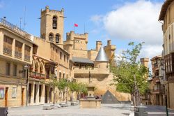 Il centro di Olite, Spagna, con il castello sullo sfondo.

