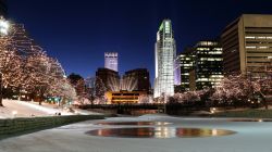 Il centro di Omaha, Nebraska, by night con le luci natalizie (USA).
