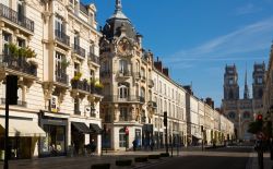 Il centro di Orléans in estate: la cattedrale e antichi palazzi (Francia) - © Iakov Filimonov / Shutterstock.com