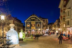 Il centro di Ortisei durante il periodo dei mercatini di Natale, Avvento in Valgardena - © valgardena.it