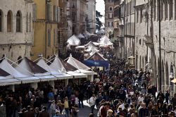 Il centro di Perugia affollato di turisti durante Eurochocolate, il Festival internazionale del Cioccolato - © www.eurochocolate.com