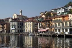 Il centro di Peschiera Maraglio, villaggio di pescatori sul Monte Isola, Lago di Iseo - © Surkov Dimitri / Shutterstock.com