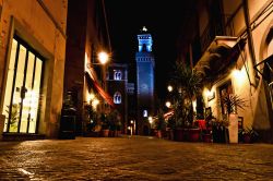 Il centro di Piombino in notturna con la Torre ...