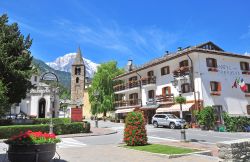 Il centro di Pré-Saint-Didier in Valle d'Aosta. Sullo sfondo il massiccio del Grandes Jorasses che fa parte del gruppo del Monte Bianco - © Arsenie Krasnevsky / Shutterstock.com ...