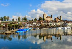Il centro di Rapperswil si riflette sul lago di Zurigo, Canton San Gallo, Svizzera. - © Denis Linine / Shutterstock.com