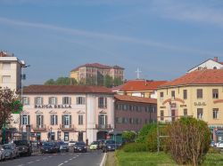 Il centro di Rivoli (TO): si noti sullo sfondo il castello sabaudo che svetta sulla collina che domina la città - © Claudio Divizia / Shutterstock.com 