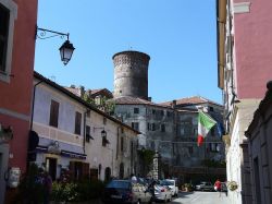 Il Centro di Rocca Grimalda in Piemonte: Castello e Municipio - © Davide Papalini - CC BY-SA 3.0, Wikipedia