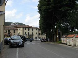 Il centro di San Donato in Collina, piccola cittadina della Toscana, famosa per la Sagra delle Frittelle - © Triple 8 - Wikipedia