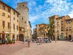 Il centro di San Gimignano, Siena, in una giornata di sole. La città toscana è uno dei migliori esempi in Europa di organizzazione urbana dell'Età Comunale - © ...