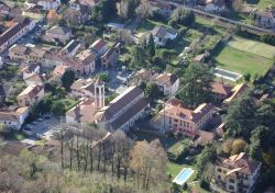Il centro di Sangiano in Lombardia visto dal monte Picuz: siamo a poca distanza dalle rive lombarde del Lago Maggiore - © F.parnisari - Wikipedia