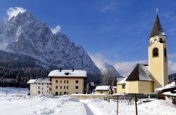 Il centro di Sappada in inverno, la magia delle Dolomiti in Veneto - Ai piedi delle sorgenti del fiume Piave sono adagiate le 15 borgate che compongono il Comune di Sappada, insediamento le ...