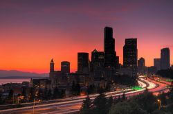 Il centro di Seattle illuminato dal tramonto in una calda giornata d'estate (Washington).

