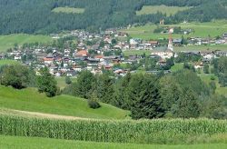 Il centro di Telfs in Austria, la terza città del Tirolo, fotografata dalle colline della valle del fiume Inn - © travelpeter / Shutterstock.com