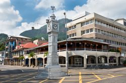 Il centro di Victoria con la torre dell'orologio, isola di Mahé, Seychelles.

