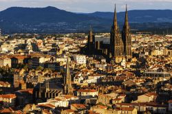 Il centro e la Cattedrale di Clermont-Ferrand, siamo nel Massiccio Centrale della Francia.