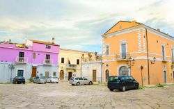 Il centro e le case colorate di Lesina in Puglia.