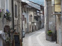 Il centro medievale di Donnas in Valle d'Aosta - © Claudio Divizia / Shutterstock.com


