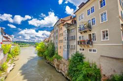 Il centro storico cittadino di Brugg, cantone d'Aargau, Svizzera. Dell'antico aspetto del paese rimangono solo alcuni frammenti delle antiche fortificazioni ma passeggiando per le stradine ...